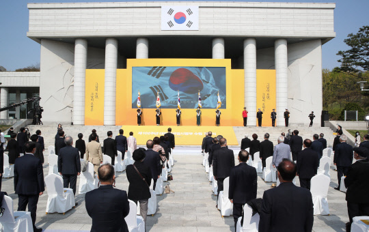11일 서울 용산구 백범김구기념관 야외광장에서 제102주년 대한민국임시정부 수립 기념식이 열리는 모습. 국회사진기자단=연합뉴스.